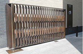 bronze artwork gates by Richard Orchardson